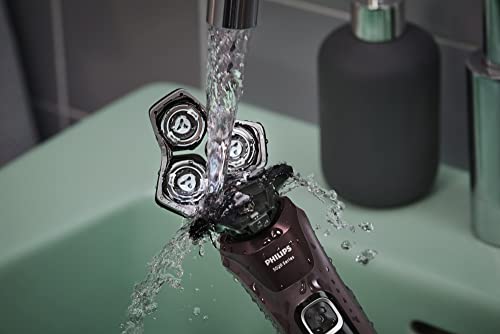 Wet & Dry Electric Shaver with Quick Clean Pod K444354